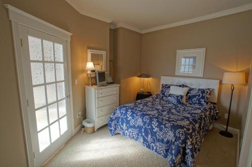 une chambre avec un lit, une commode et une fenêtre dans l'établissement Pier Harbor #1, à Saint-Ignace