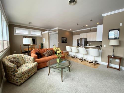 una sala de estar con un sofá y una mesa en Pier Harbor #1, en Saint Ignace