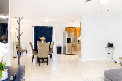 Posezení v ubytování Brand NewPainted Vacation Hse NrUCF PetsOK Fenced