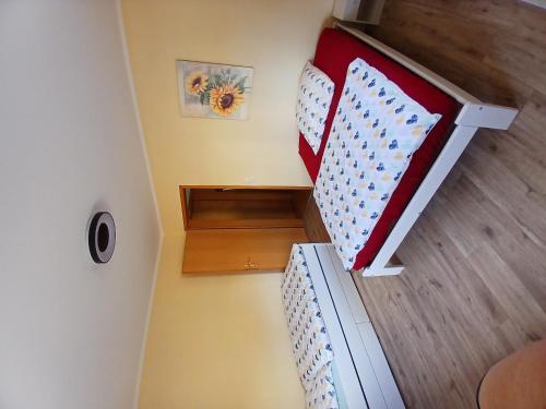 - un escalier dans une petite maison avec un lit dans l'établissement Ferienhaus Nosbers, à Kleinlangenfeld