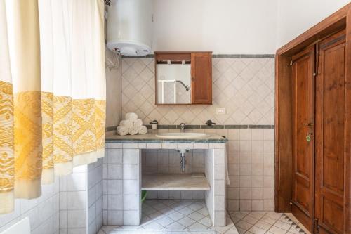 Scano MontiferroにあるGrande Casa Nel Villaggioの洗面台と鏡のあるバスルーム