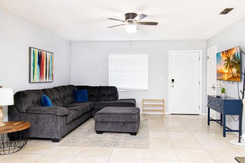 Posezení v ubytování Brand NewPainted Vacation Hse NrUCF PetsOK Fenced