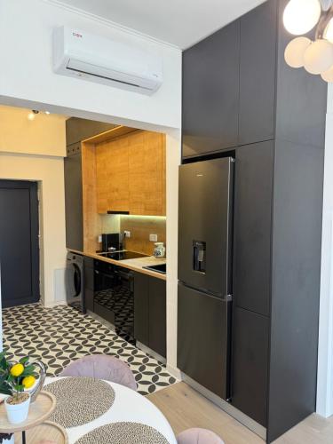 サトゥ・マーレにあるApartment Ceasul Electricのキッチン(ステンレス製の冷蔵庫、カウンター付)