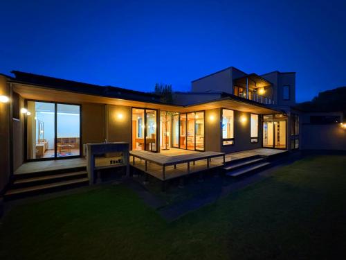 a home at night with the lights on at 隠れ家アートヴィラ Villa Revolla in Makinohara