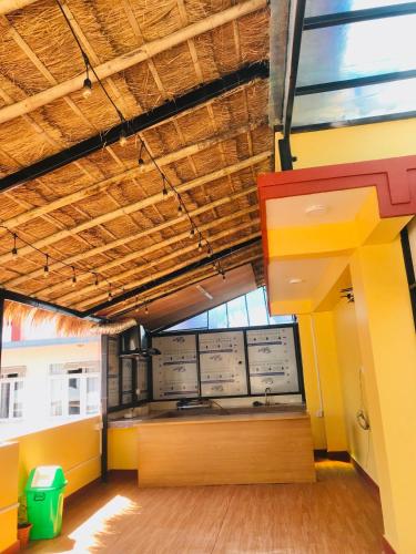 une pièce avec une cuisine aux murs jaunes et orange dans l'établissement Rambler's Hotel, à Katmandou
