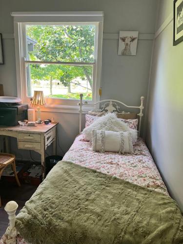 a bedroom with a bed with a window and a desk at Couple retreat, pet friendly Bilpin in Bilpin