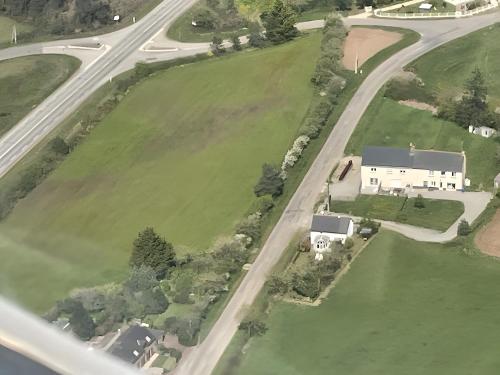 Néant-sur-YvelにあるGite en Brocéliande avec vueの家屋・道路の空見
