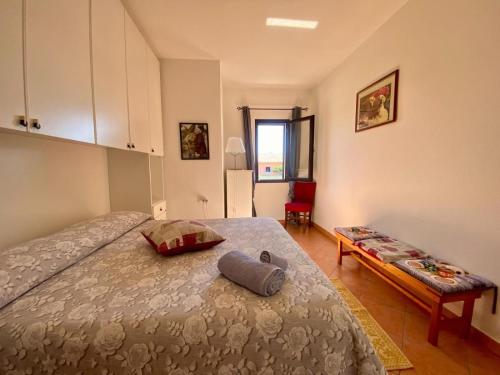 a bedroom with a bed and a table in it at Pupureddu con Terrazza ad Olbia in Olbia