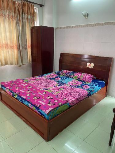 胡志明市Khách Sạn GIANG PHƯỚC HÙNG的卧室里有一张床，床铺是紫色的