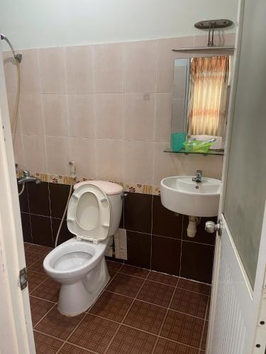胡志明市Khách Sạn GIANG PHƯỚC HÙNG的带马桶和水槽的浴室