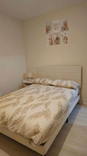 a bedroom with a bed and a table with a picture at 2 Bed Cottage Retreat Windsor, Slough and Legoland in Slough