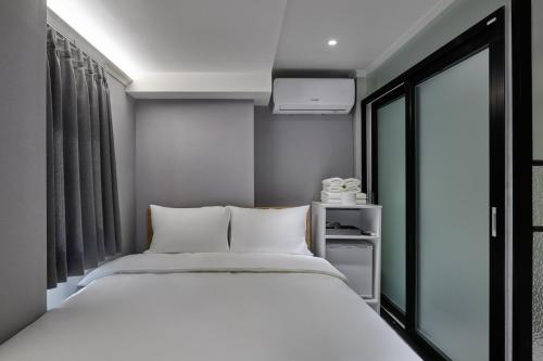 Ένα ή περισσότερα κρεβάτια σε δωμάτιο στο Unit J Hostel