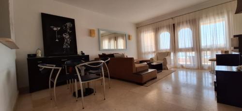 Posezení v ubytování El Gouna Fanadir Lagoon 2-Bedroom Pool and Lagoon View Sleeps 4 Persons, Close to Abu Tig Marina, Mangroovy, and Kite Centers