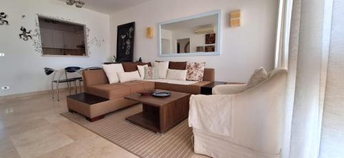 Posezení v ubytování El Gouna Fanadir Lagoon 2-Bedroom Pool and Lagoon View Sleeps 4 Persons, Close to Abu Tig Marina, Mangroovy, and Kite Centers