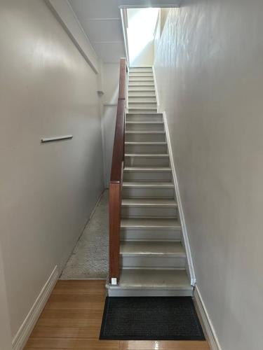 eine Treppe in einem Haus mit einem Treppenhaus in der Unterkunft Riverston Loft in Rockhampton