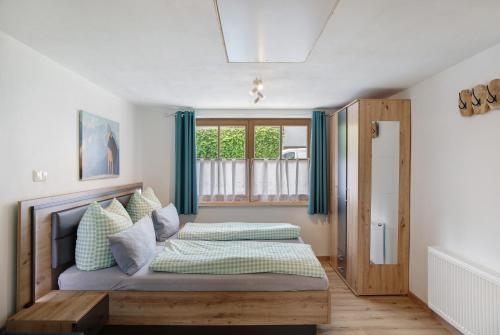 ein Schlafzimmer mit zwei Betten und einem Fenster in der Unterkunft Ferienwohnung Wankblick in Farchant