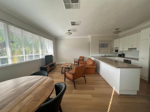 eine Küche und ein Wohnzimmer mit Tisch und Stühlen in der Unterkunft Riverston Loft in Rockhampton