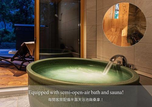 una bañera verde con grifo en 秩父別邸 木叢 komura, en Chichibu
