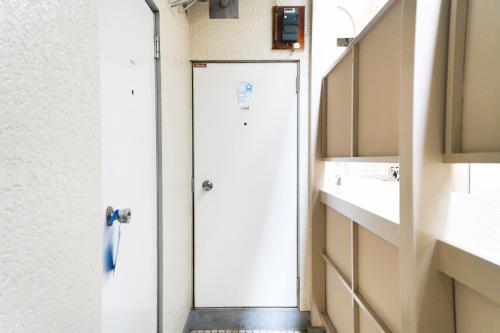 a door in a room with a kitchen at 池袋駅徒歩5分 Mejiro Yasu Hotel in Tokyo