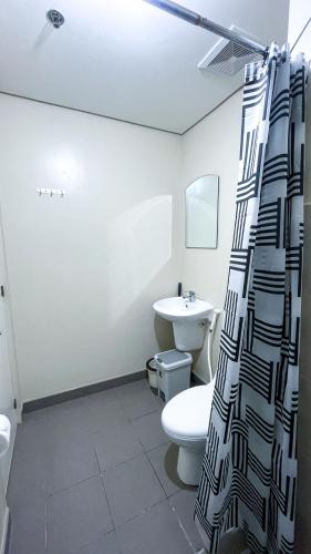 a bathroom with a toilet and a sink at Cozy Modern Studio Overlooking the Skyline in Molo