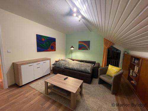 Posezení v ubytování Ferienwohnung am Kurpark Brilon