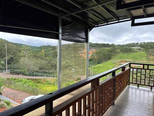 einen großen Balkon mit Bergblick in der Unterkunft Nhà Dưới Đồi Homestay in Ấp Man Ling