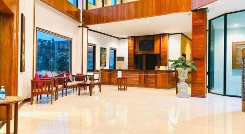 a large living room with tables and chairs at Cheuang Vanavong 2 in Ban Phôn Khéng