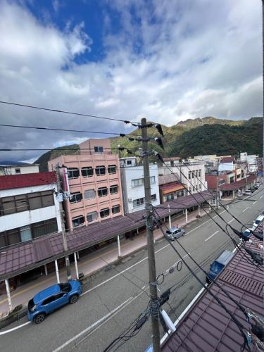 Nespecifikovaný výhled na hory nebo výhled na hory při pohledu z hostelu