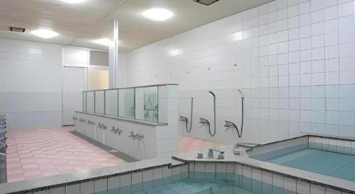 une salle de bain avec piscine et baignoire dans l'établissement Hotel SP Haruno, à Shinkawa