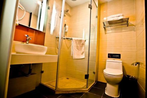 une salle de bain avec une douche, des toilettes et un lavabo dans l'établissement 7 Days Premium Beijing Dabaotai Metro Station Luhua Road, à Pékin