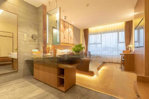 石家荘市にあるJames Joyce Coffetel Shijiazhuang Century Park Shiji Huamaoの部屋の中にカウンターのある広いキッチン