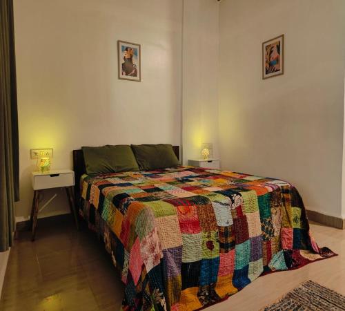 カナコナにあるHome Beach Bunglowsのベッドルーム(カラフルなキルトのベッド付)