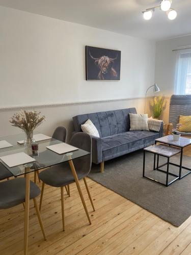 Χώρος καθιστικού στο Modern apartment in Glasgow West End, free parking