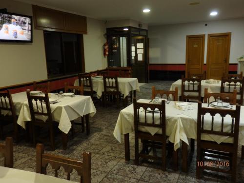 A restaurant or other place to eat at Pension Meson Paz