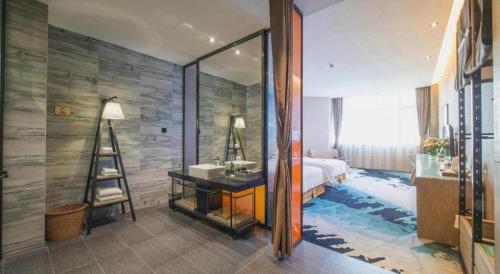 1 dormitorio con baño con lavabo y escalera en MAIHAOHOTELS, en Sanjiang