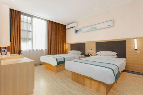 a hotel room with two beds and a bathroom at City Comfort Inn Liuzhou High-speed Railway Station Entrance in Liuzhou