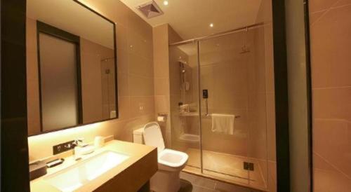 City Comfort Inn Dongguan Tangxia Garden Street في دونغقوان: حمام مع حوض ومرحاض ودش