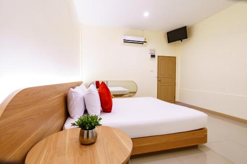 a hotel room with a bed and a table at OK Resort Banchang in Ban Chang