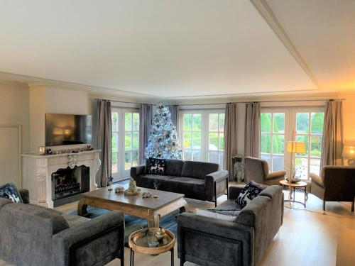 Ruang duduk di Beautiful Villa in Drunen with Private Heated Pool