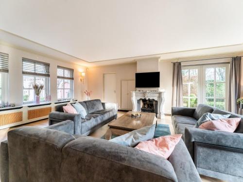 Ruang duduk di Beautiful Villa in Drunen with Private Heated Pool