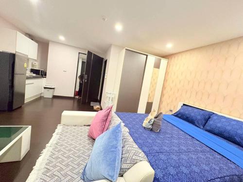 Giường trong phòng chung tại Stylist Snug Room at Vidi Condominium Walking to Nimman