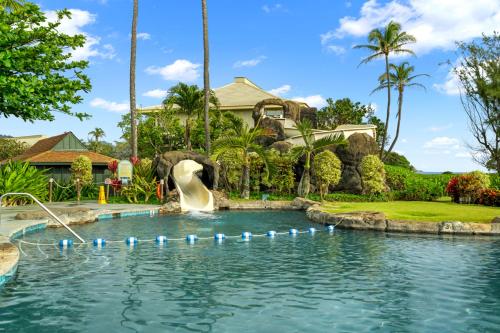 una piscina con un delfín en el agua en Kauai Dreams Escape I, en Lihue