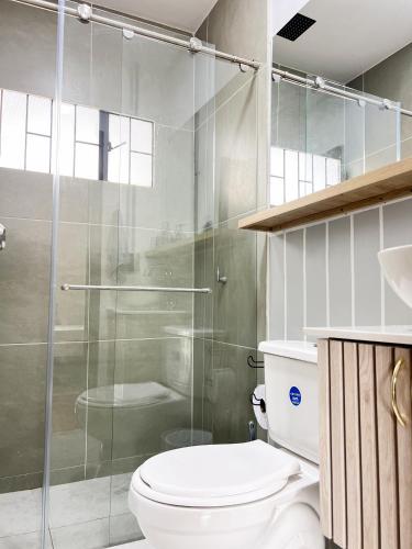 Koupelna v ubytování Apto estudio moderno tipo loft cerca a Unicentro