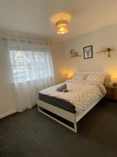 Ένα ή περισσότερα κρεβάτια σε δωμάτιο στο Modern apartment in Glasgow West End, free parking