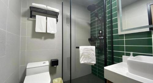 YixianにあるGreen Tree Inn Huangshan Yi County Xidi Hongcunのトイレと洗面台付きのバスルーム