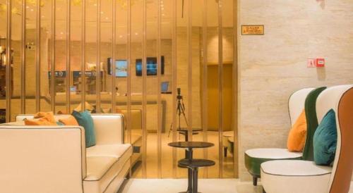 une chambre d'hôpital avec deux chaises et une table dans l'établissement City Comfort Inn Liuzhou Longtan Park Ma'anshan Baiyun, à Liuzhou