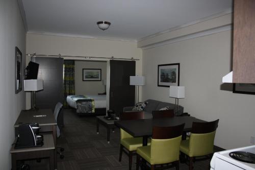 Crossroads Inn & Suites