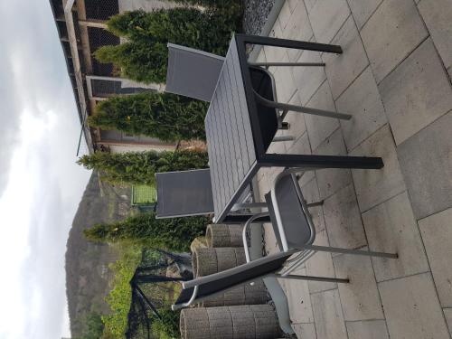 an overhead view of a building with chairs on the side at Lila Pause in Ellweiler