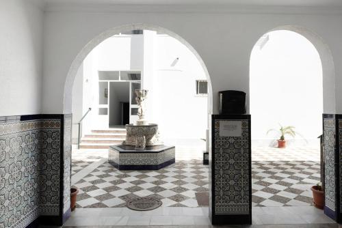 an archway with a fountain in the middle of a room at Apartamento Atlántico in Barbate