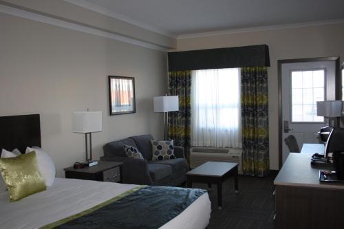 Postel nebo postele na pokoji v ubytování Crossroads Inn & Suites